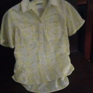 Beautiful ladies button up short sleeve flowery yellow white brand M e r o n a